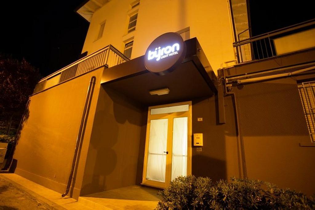 Hotel Byron Solo Per Giovani Riccione Exterior foto